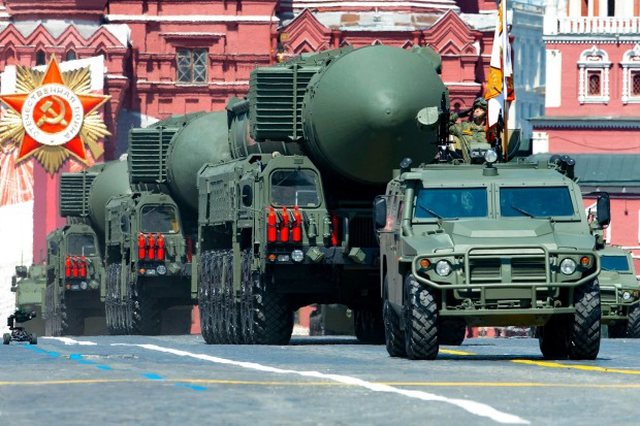 , Po përgatitet një sulm bërthamor?! Pamjet e frikshme të autokolonës ruse që dyshohet se transporton armë drejt Ukrainës