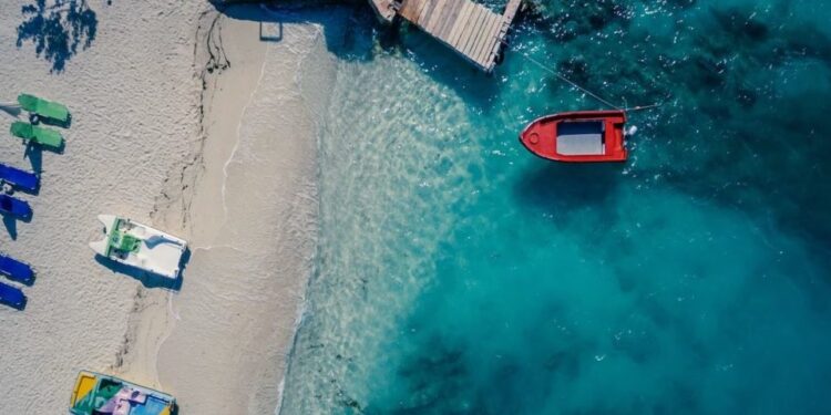 , Ky plazh në Shqipëri ka ujin më blu në botë, lë pas edhe Greqinë!