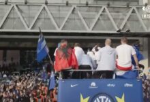 , Festë e &#8220;çmendur&#8221; në Milano! Kampion me Interin, Asllani nuk harron flamurin e Shqipërisë